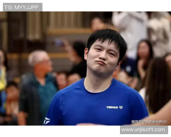 笑喷!樊振东发球被球迷闪光灯屡次打断,趴桌歇息后暗示No Problem!